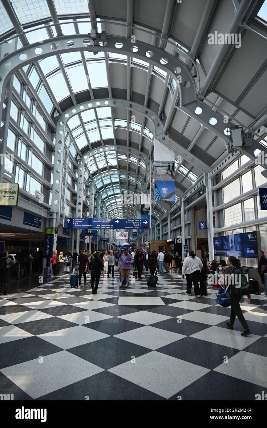 Reisende gehen durch den langen Flur zwischen den Toren im Terminal 1 des Chicagoer O'Hare Airport. Stockfoto