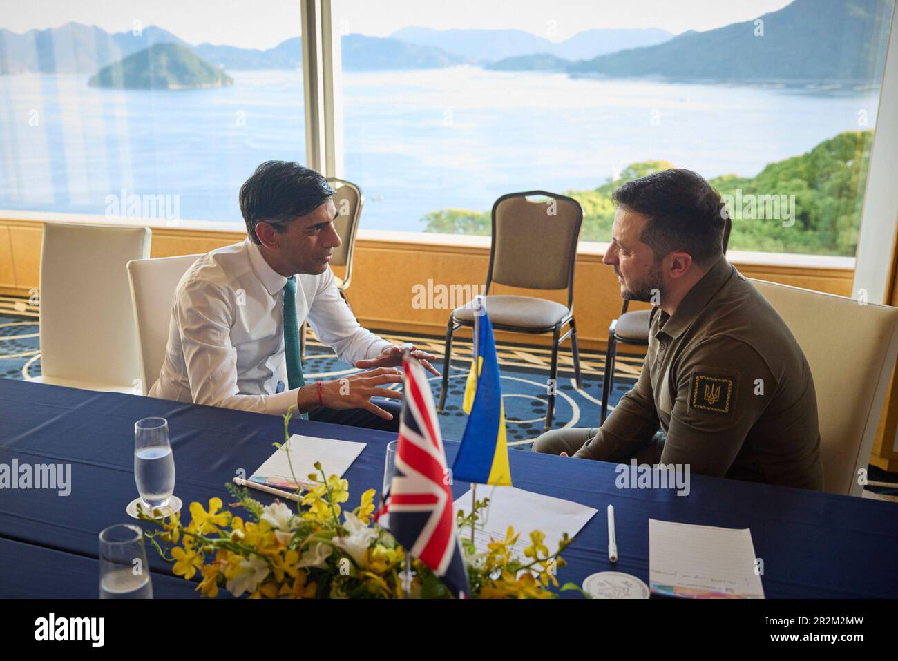 Hiroshima, Japan. 20. Mai 2023. Präsident Wolodymyr Zelenskyj mit Rishi Sunak (Premierminister Großbritannien) am 20. Mai 2023 in Hiroshima, Teilnahme am G7-Gipfel. Arbeitsbesuch des Staatsoberhaupts in Japan zur Teilnahme am Sumwith Photo G7: The Presidential Office of Ukraine via Credit: dpa Picture Alliance/Alamy Live News Stockfoto