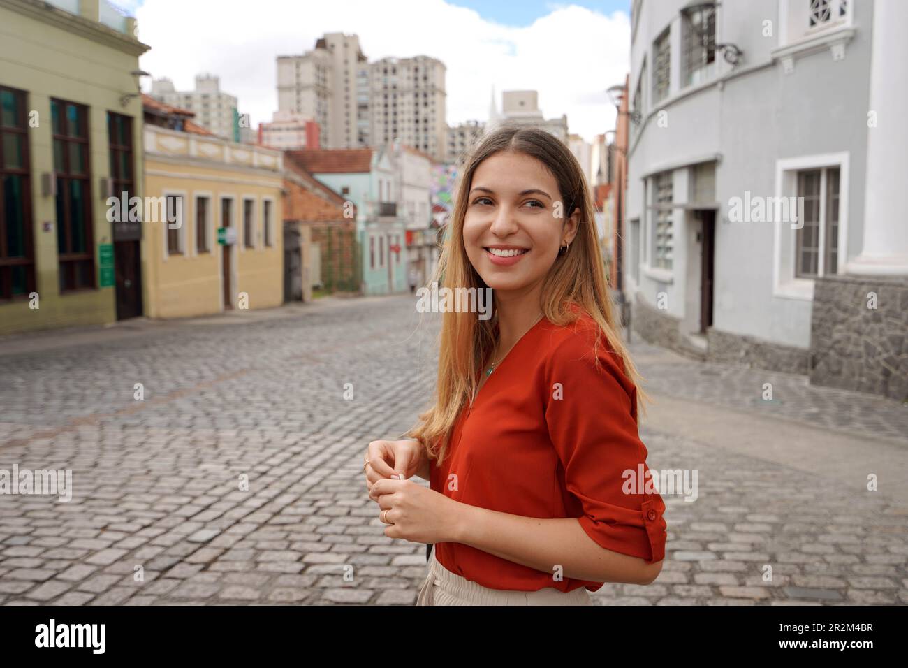 Porträt einer jungen Frau mit rotem Hemd auf dem Largo da Ordem Praca Garibaldi Platz, dem historischen Zentrum von Curitiba, Parana, Brasilien Stockfoto