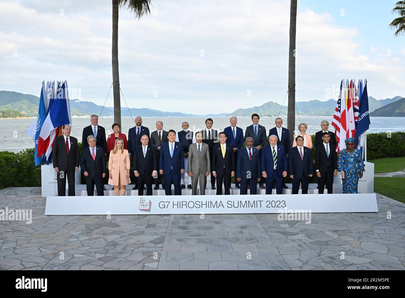 Hiroshima, Japan. 20. Mai 2023. Mitglieder der Gruppe der Sieben-Führer posieren gemeinsam mit den Gastländern für das offizielle Familienfoto am zweiten Tag des G7-Gipfels im Grand Prince Hotel am 20. Mai 2023 in Hiroshima, Japan. Von der linken oberen Reihe: OECD-Generalsekretär Mathias Cormann, geschäftsführende Direktorin des IWF Kristalina Georgieva, Präsident des Europäischen Rates Charles Michel, Bundeskanzler Olaf Scholz, indischer Premierminister Narendra Modi, französischer Präsident Emmanuel Macron, USA Präsident Joe Biden, Kanadischer Premierminister Justin Trudeau, Australischer Premierminister Anthony Albanes Stockfoto