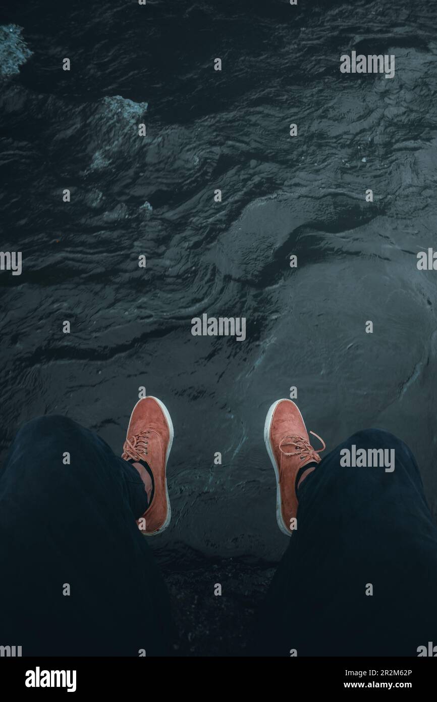 An einer Mauer über einem See. Stockfoto
