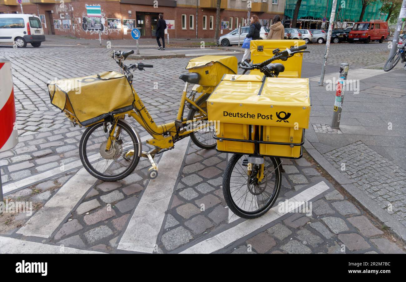 Postfahrräder, Deutsche Post, Postzustellung, Briefträger, Lastenfahrrad,  Postzustellung per Fahrrad, Berlin-Neukölln Stockfotografie - Alamy