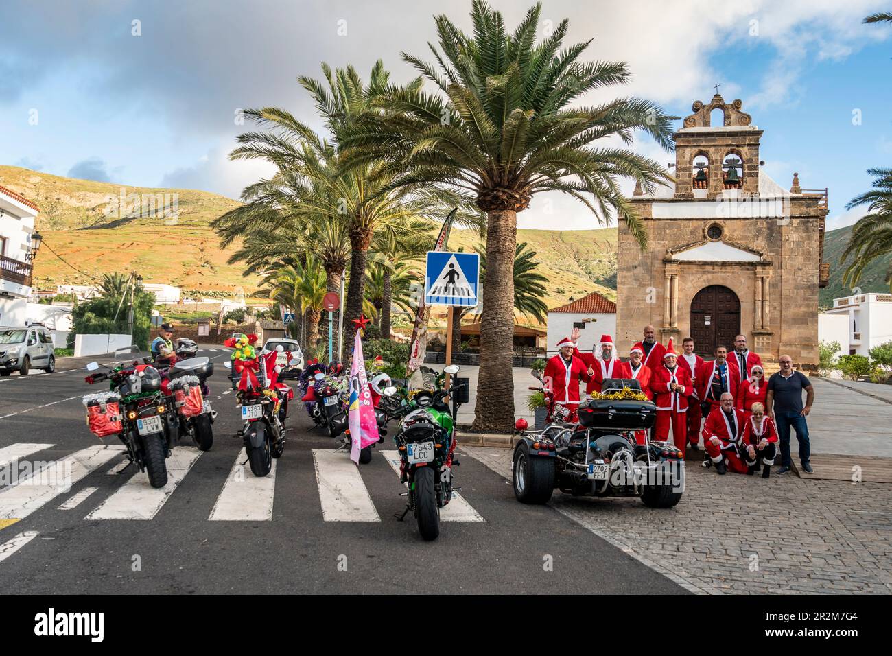 Vega Rio Las Palmas, Gruppe von Weihnachtsmännern auf Motorrad, Fuerteventura, Kanarische Inseln, Spanien Stockfoto