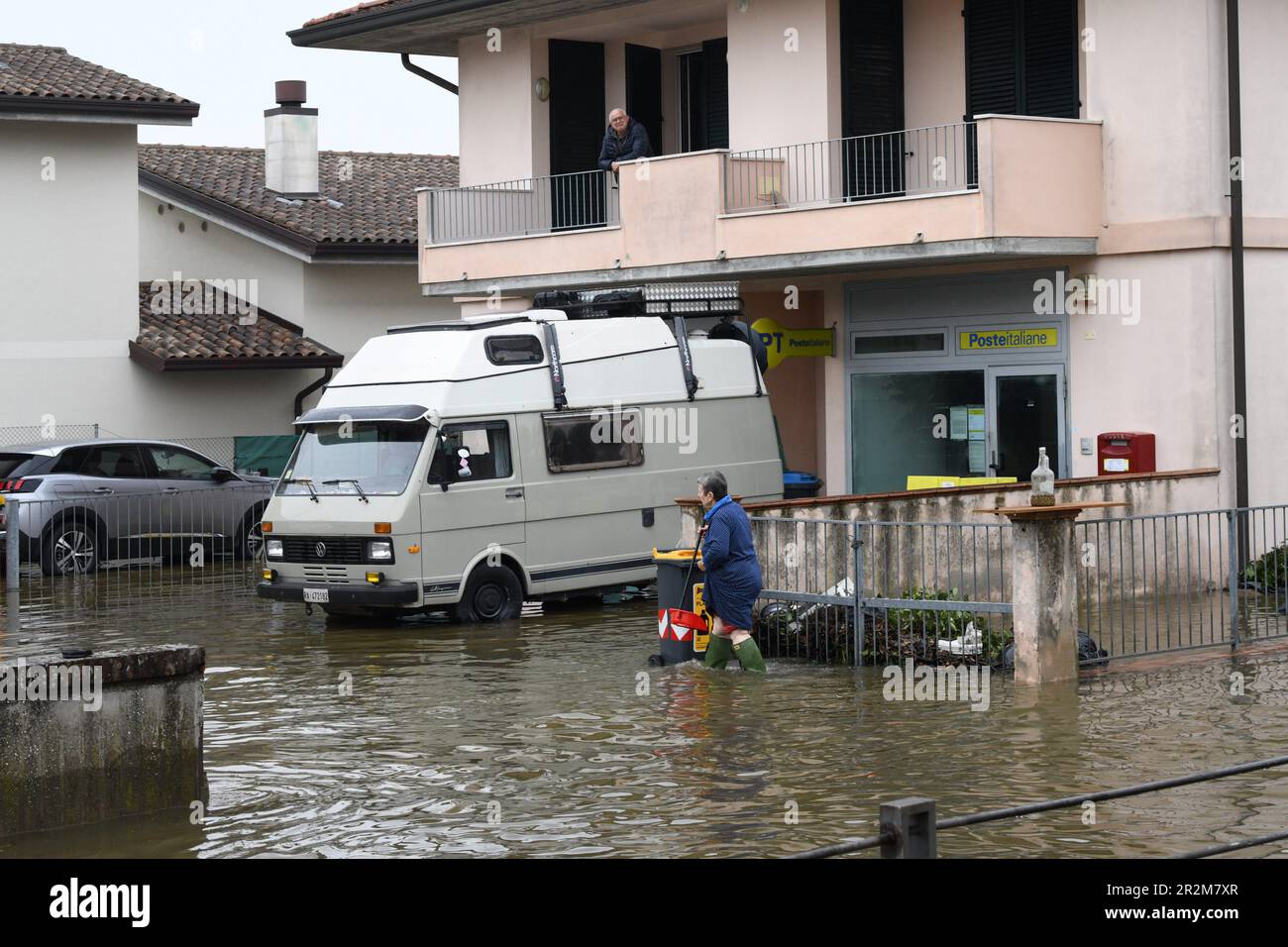Centro Citta, Lugo di Romagna, Italien, 19. Mai 2023, Due anziani durante l'alluvione a lugo di Romagna während Alluvione (Überschwemmung) in Lugo di Romagna - Stockfoto