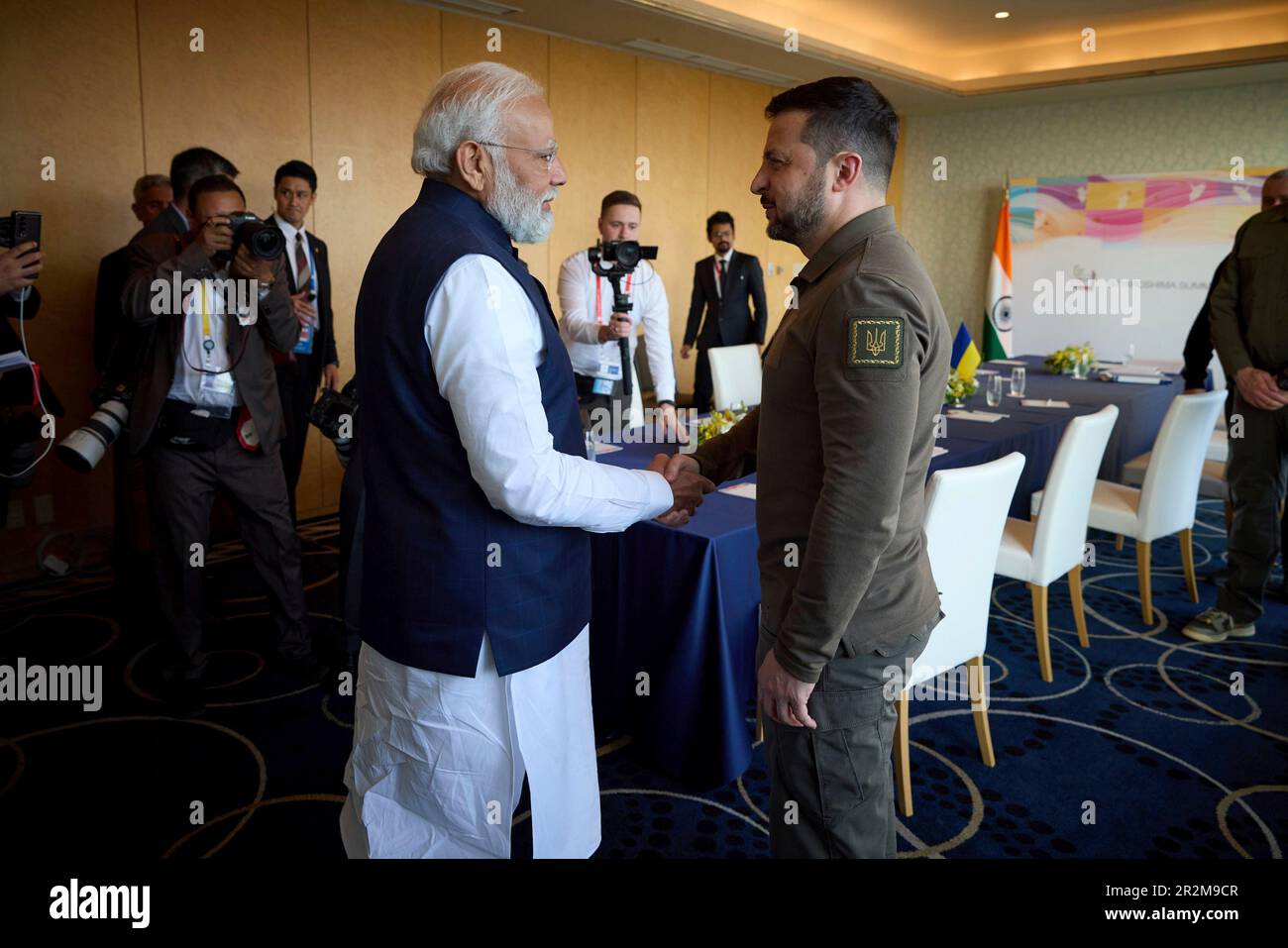 Hiroshima, Japan. 20. Mai 2023. Der ukrainische Präsident Volodymyr Zelenskyy, rechts, schüttelt der indischen Premierministerin Narendra Modi die Hand vor dem Beginn eines bilateralen Treffens am Rande des G7-Gipfels der Staats- und Regierungschefs im Grand Prince Hotel am 20. Mai 2023 in Hiroshima, Japan. Kredit: Pool Photo/Pressestelle Des Ukrainischen Präsidenten/Alamy Live News Stockfoto