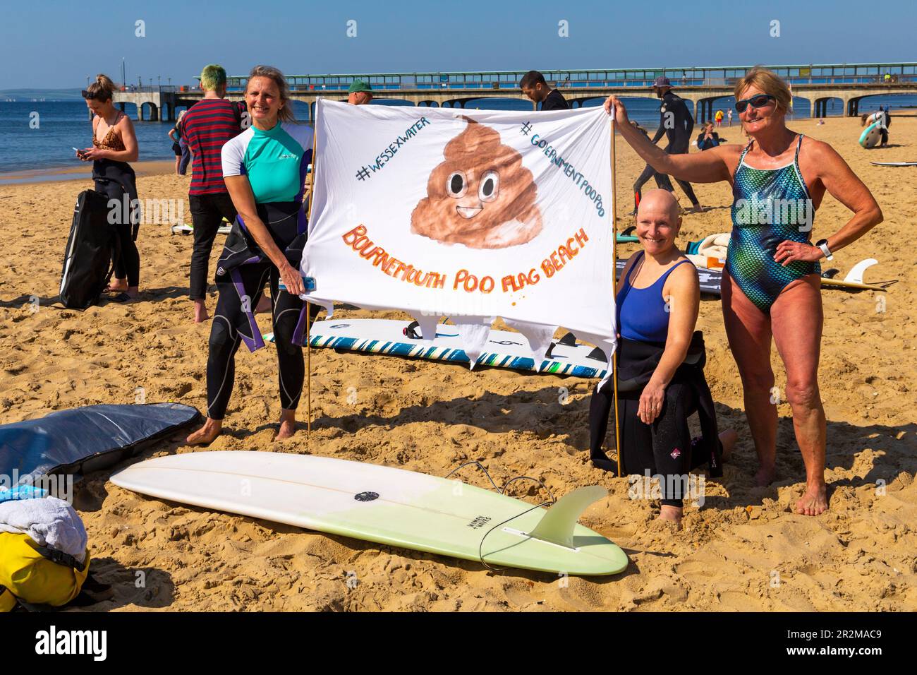 Boscombe, Bournemouth, Dorset, Großbritannien. 20. Mai 2023 Surfer gegen Abwasser paddeln Protest in Boscombe, Bournemouth, protestieren gegen Abwasser, das ins Meer geworfen wurde. Kredit: Carolyn Jenkins/Alamy Live News Stockfoto