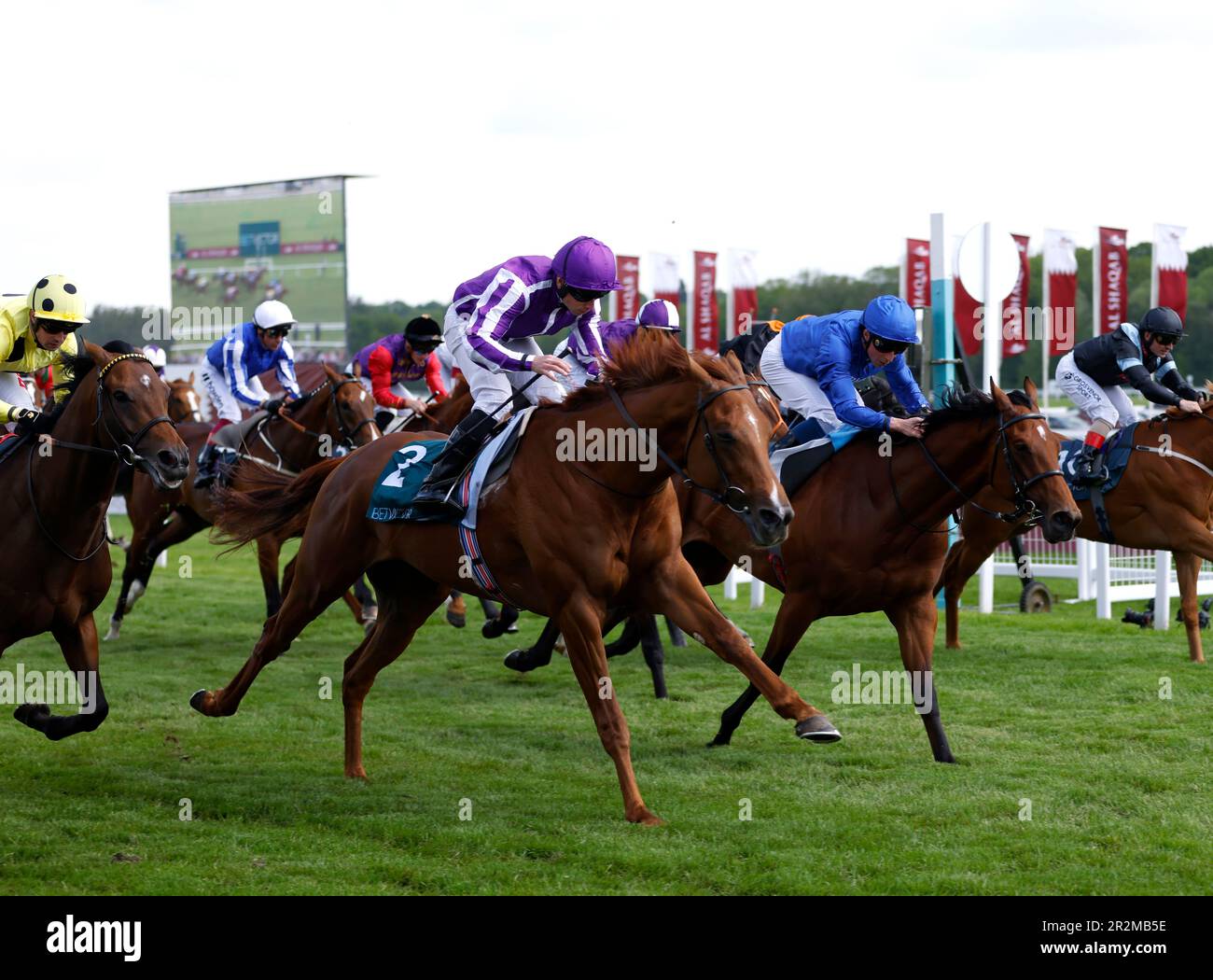 Bertinelli Ridted by Ryan Moore (links) gewinnt am Al Shaqab Lockinge Day auf der Rennbahn Newbury, Berkshire, das BetVictor London Gold Cup Heritage Handicap. Foto: Samstag, 20. Mai 2023. Stockfoto