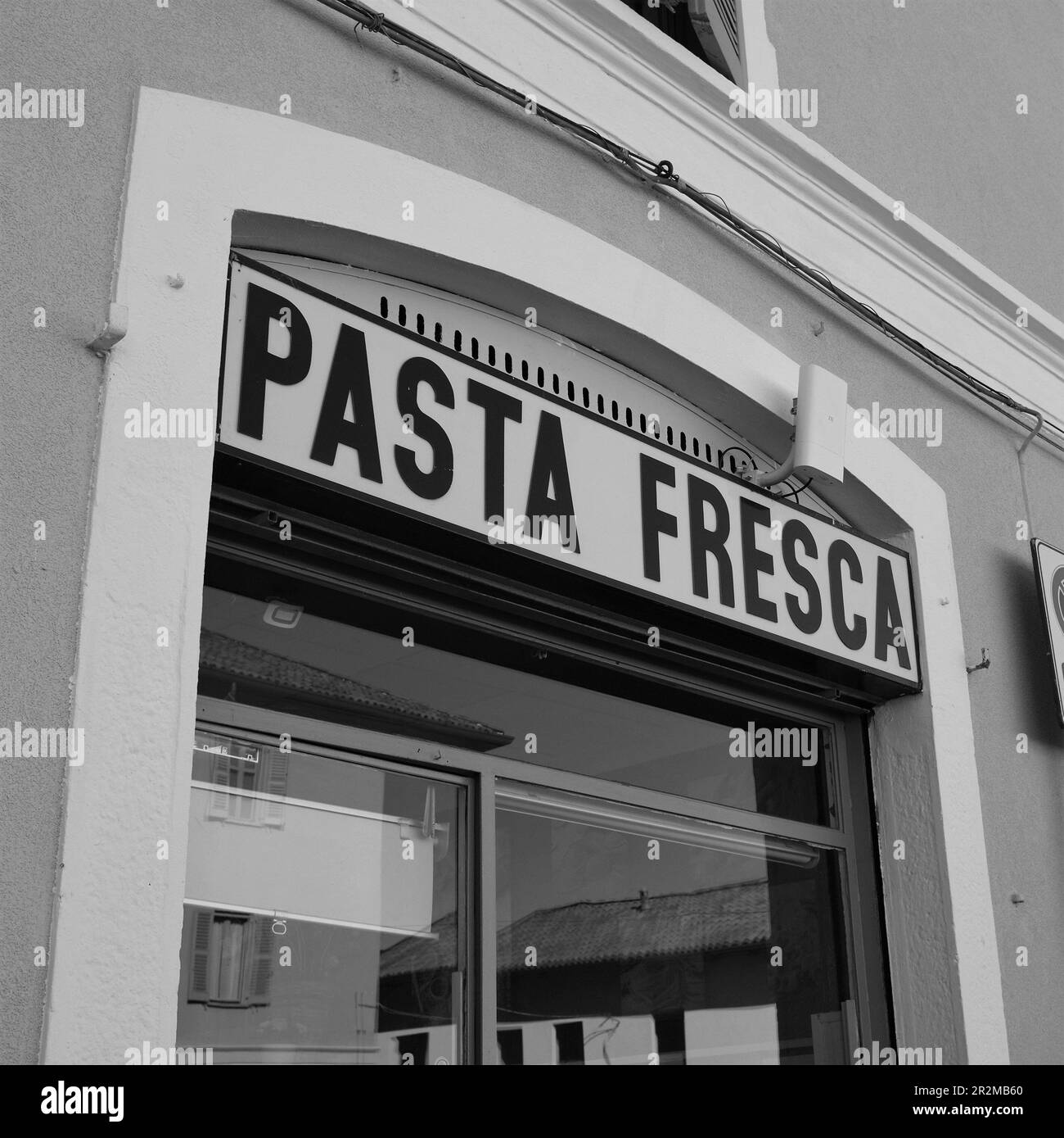 Schild für frische Pasta vor einem Geschäft in Italien. Stockfoto