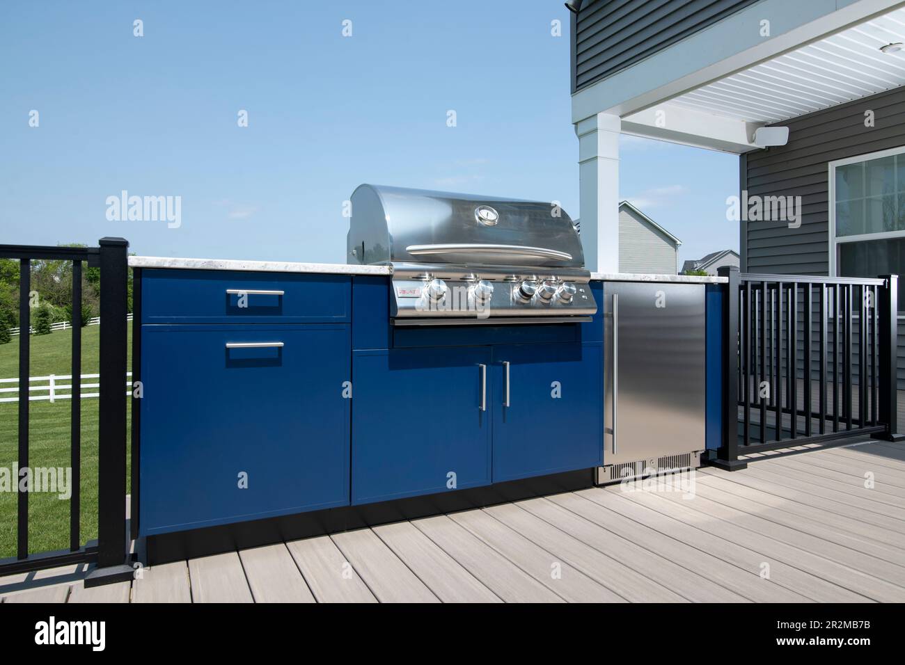 Eine Gasgrillküche im Freien mit einem Kühlschrank auf einer Hinterhof Terrasse in Maryland USA Stockfoto