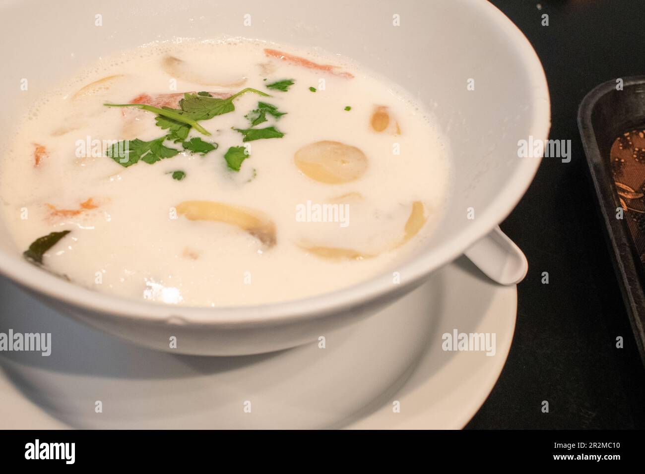 österreich, wien - 2. Mai 2023: tom kha kai - Kokosmilch, Galangal, Zitronengras, kaffirische Kalkblätter, Pilze, Und Hühnchen. thailändische Suppe stammt aus Au Stockfoto