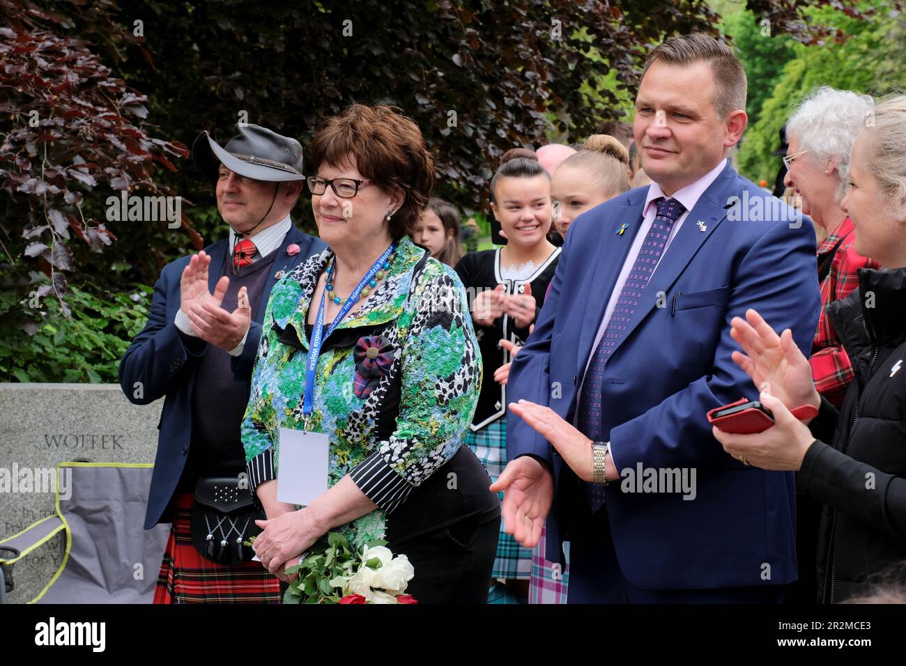 Edinburgh, Schottland, Großbritannien. 20. Mai 2023 Wojtek's Day in Princes Street Gardens mit einer Zeremonie neben der Statue zu seinen Ehren. Wojtek, der Soldatenbär, diente während des Zweiten Weltkriegs beim Polnischen Korps. Er begann als Gefreiter und wurde schließlich zum Korporal befördert. Er half dabei, Munitionskisten zu transportieren, mit Aufgaben und wurde zu seiner Zeit berühmt. Nach WW2 zogen das Polnische II Corps und Wojtek nach Schottland, und Wojtek zog 1947 in den Zoo von Edinburgh und starb 1963 im Alter von 21 Jahren. Konsul Łukasz Lutostański und Autorin Aileen Orr. Kredit: Craig Brown/Alamy Live News Stockfoto