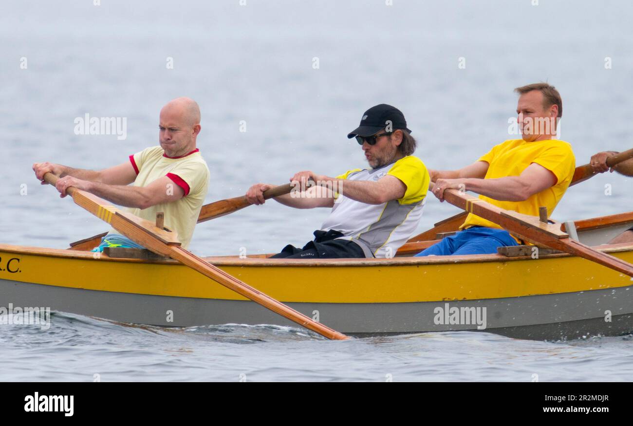 Portobello, Edinburgh, Schottland, Großbritannien. 20. Mai 2023 Ruder vom Eastern Amateur Coastal Ruwing Club (der Eastern) bei voller Leistung zu Beginn des Rennens während der Row Porty Eastern Regatta am Portobello Beach heute. Bei den Rennen gibt es Ruderskiffs von vielen örtlichen Ruderclubs. Iain Masterton/Alamy Live News Stockfoto