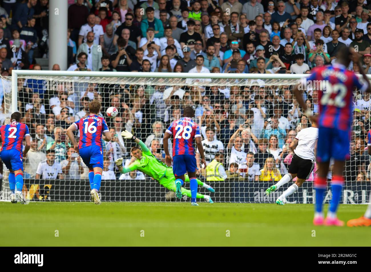 Torhüter Sam Johnstone (21 Crystal Palace) kann die Elfmeter von Aleksandar Mitrovic (9 Fulham) während des Premier League-Spiels zwischen Fulham und Crystal Palace in Craven Cottage, London, am Samstag, den 20. Mai 2023 nicht stoppen. (Foto: Kevin Hodgson | MI News) Guthaben: MI News & Sport /Alamy Live News Stockfoto