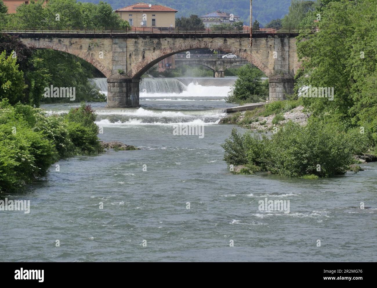 River Serio in Seriate nach Regen, Lombardei, Italien Stockfoto