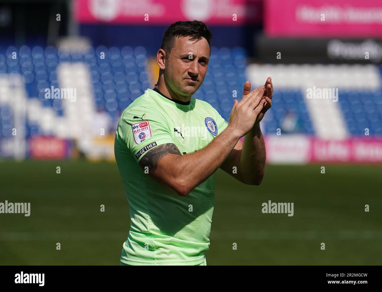 Der Torwart Ben Hinchliffe aus Stockport County feiert nach dem