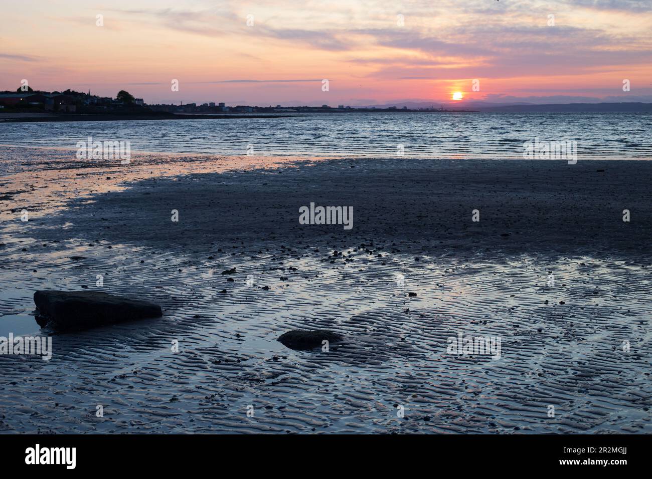 Sonnenuntergang über Edinburgh vom Strand Musselburgh an einem sonnigen Frühlingsabend im Mai Stockfoto