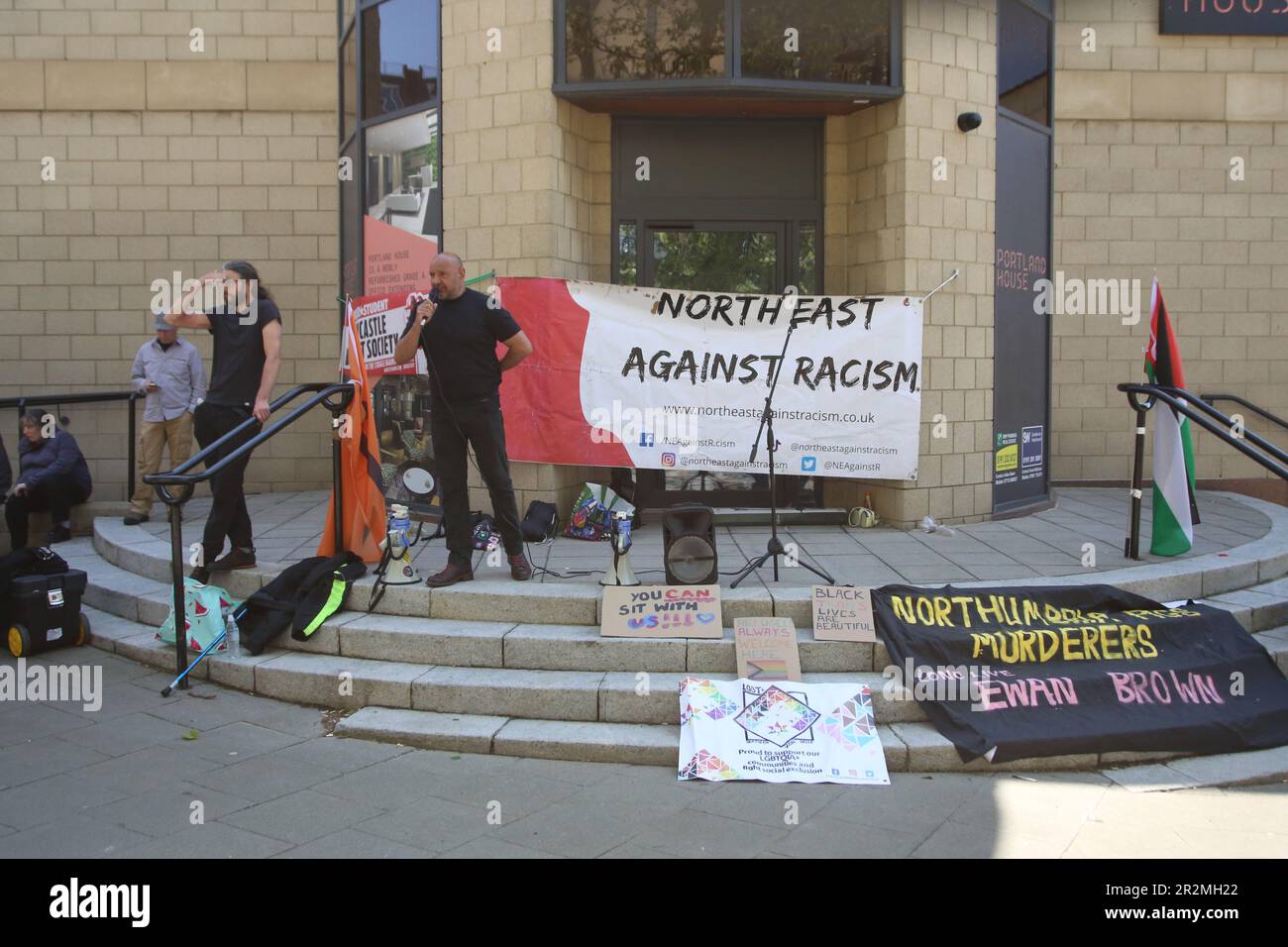 Stellen Sie sich der Rassismus-Demo, versammeln Sie sich gegen die Nordost-Frontline-Patrioten, den Faschismus, die Neo-nazi-„Nordost-Frontline-Patrioten“ brechen die Demonstration vor einem Hotel in Newcastle am 20. Mai ab. Das kommt nach dem faschistischen Aufstand vor einem Hotel in Knowsley, in dem Flüchtlinge und Asylsuchende untergebracht waren. Newcastle upon Tyne, Großbritannien. 20. Mai 2023. Kredit: DEW/Alamy Live News Stockfoto