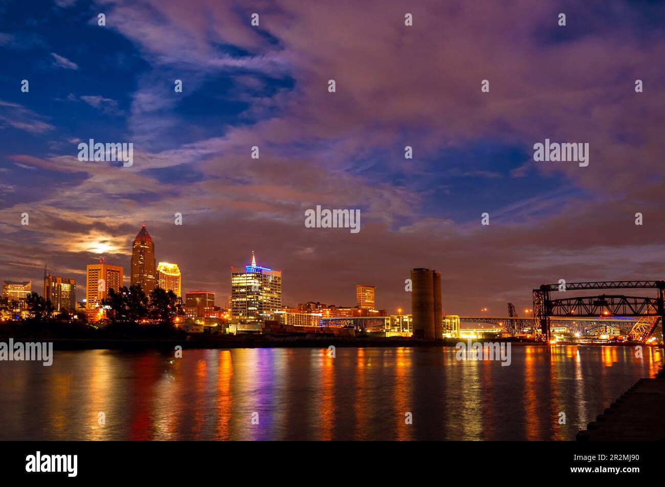 Mondaufgang über der Innenstadt von Cleveland, Ohio, von der Mündung des Cuyahoga River aus gesehen Stockfoto