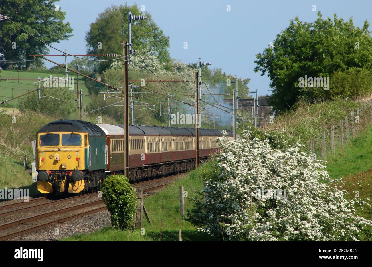 Klasse 47 Diesel-Elektro Loco 47614 an der Rückseite des Lakelander ...