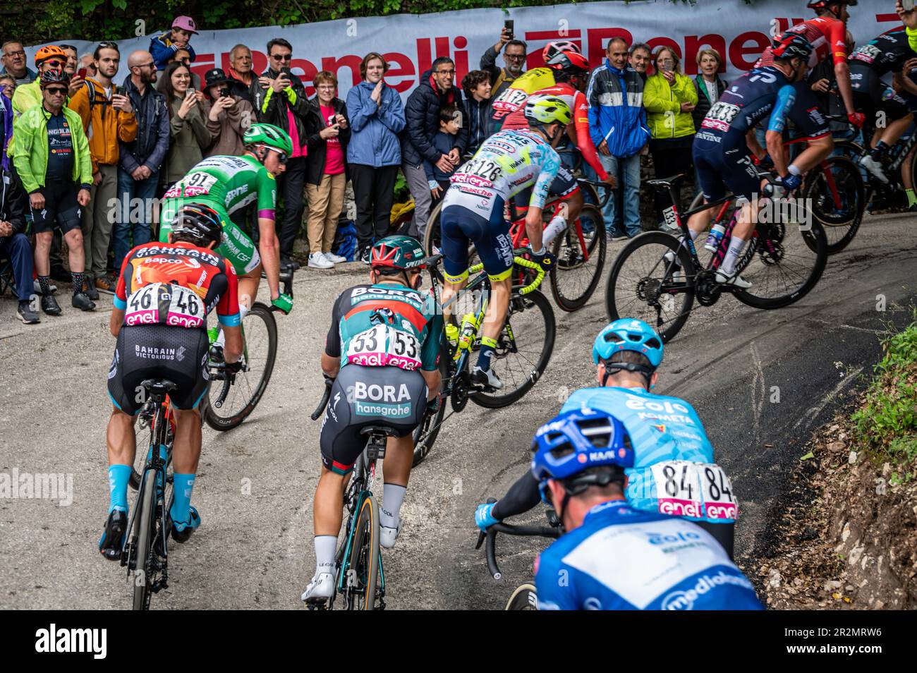 Italien, 13. Mai 2023: Professionelle Radfahrer stehen vor der achten Etappe des Giro d'italia 2023 in Fossombrone Pesaro marche. Thomas, Evenepoel, Roglic, Za Stockfoto