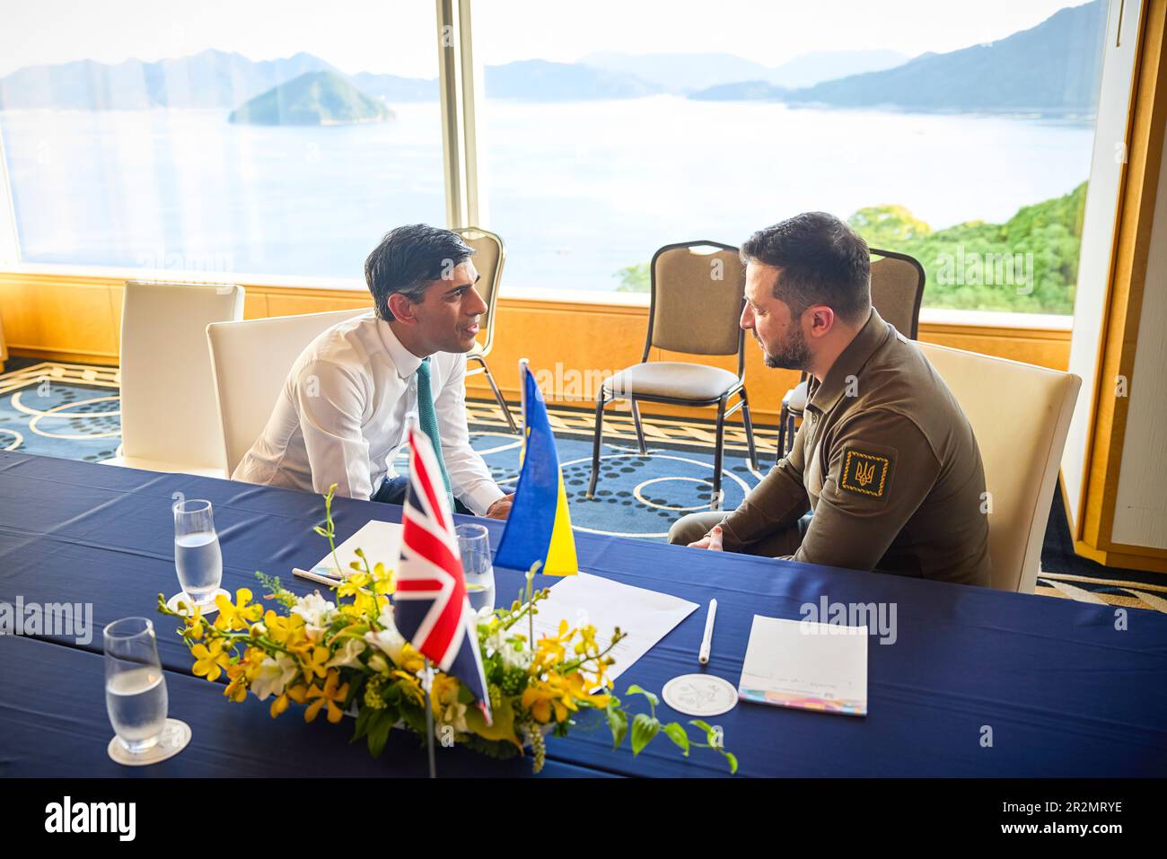 Im Rahmen eines Arbeitsbesuchs in Japan zur Teilnahme am G7-Gipfel traf ukrainischer Präsident Volodymyr Zelensky mit Premierminister des Vereinigten Königreichs Rishi Sunak zusammen. Das Staatsoberhaupt dankte dem britischen Premierminister für die Führung des Vereinigten Königreichs in der internationalen Kampfjet-Koalition. Die Parteien erörterten die weitere Umsetzung der Vereinbarungen, die während des Besuchs des Präsidenten der Ukraine im Vereinigten Königreich am 14. Mai getroffen wurden. Stockfoto