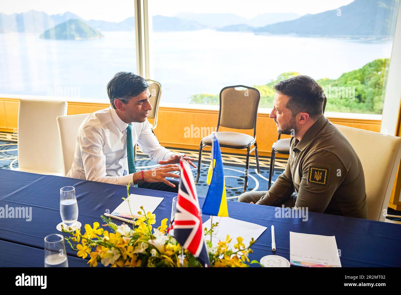 Im Rahmen eines Arbeitsbesuchs in Japan zur Teilnahme am G7-Gipfel traf ukrainischer Präsident Volodymyr Zelensky mit Premierminister des Vereinigten Königreichs Rishi Sunak zusammen. Das Staatsoberhaupt dankte dem britischen Premierminister für die Führung des Vereinigten Königreichs in der internationalen Kampfjet-Koalition. Die Parteien erörterten die weitere Umsetzung der Vereinbarungen, die während des Besuchs des Präsidenten der Ukraine im Vereinigten Königreich am 14. Mai getroffen wurden. Stockfoto