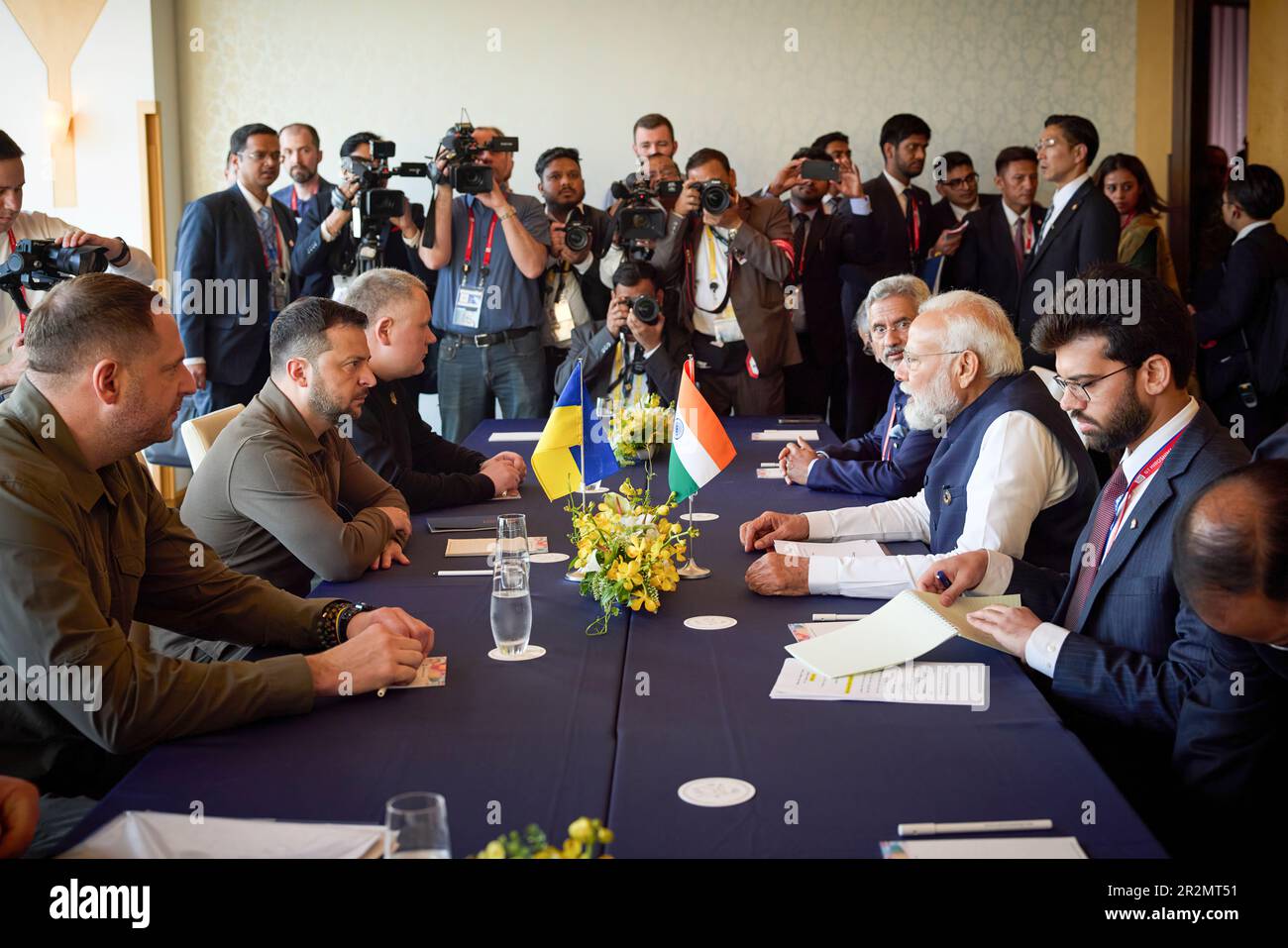 Im Rahmen eines Arbeitsbesuchs in Japan zur Teilnahme am G7-Gipfel traf ukrainischer Präsident Volodymyr Zelensky mit dem indischen Premierminister Narendra Modi zusammen. Der Präsident dankte Indien dafür, dass es die territoriale Integrität und Souveränität unseres Landes unterstützt, insbesondere auf den Plattformen internationaler Organisationen. Der Staatschef dankte Indien auch für die humanitäre Hilfe für die Ukraine. Der Krieg brachte viele Krisen und Leiden. Deportierte Kinder, verminte Gebiete, zerstörte Städte, zerstörte Schicksale“, sagte Zelensky. Stockfoto