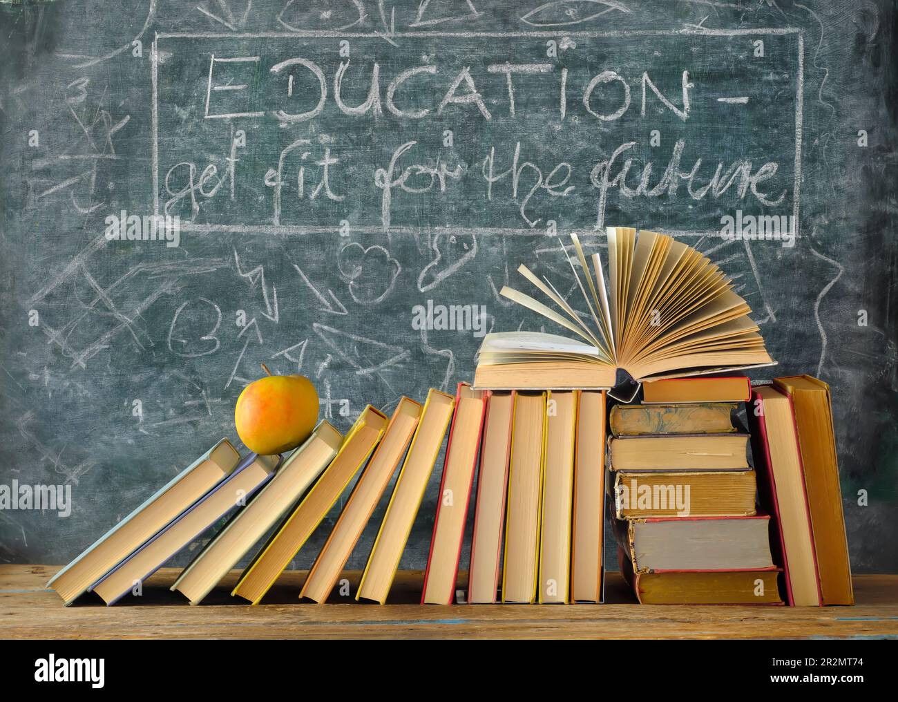 Ein Stapel Bücher mit Schriftzug vor einer Tafel. Lernen, Bildung, Lesen, zurück zur Schule Konzept. Stockfoto