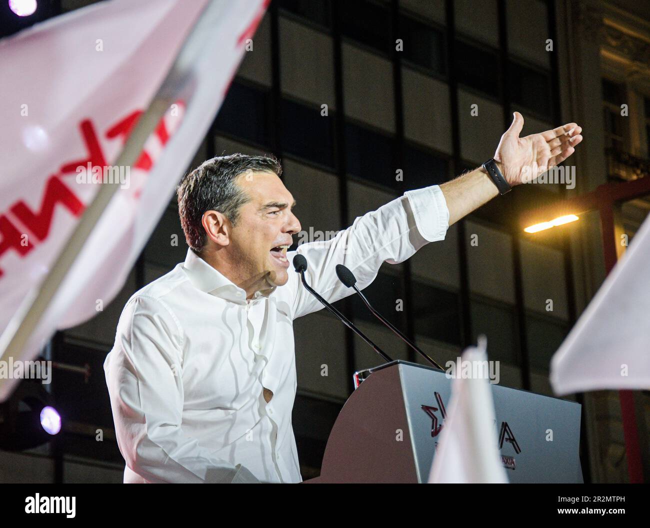 Alexis Tsipras spricht seine loyalen Wähler von einem Podium auf dem zentralen Platz Athen vor dem griechischen Parlament aus an. Anführer der loyalen Opposition und Präsident der Partei der liberalen Linken, SYRIZA Alexis Tripras, hält eine Rede während einer Wahlkampfkundgebung im griechischen Zentrum von Athen. Stockfoto