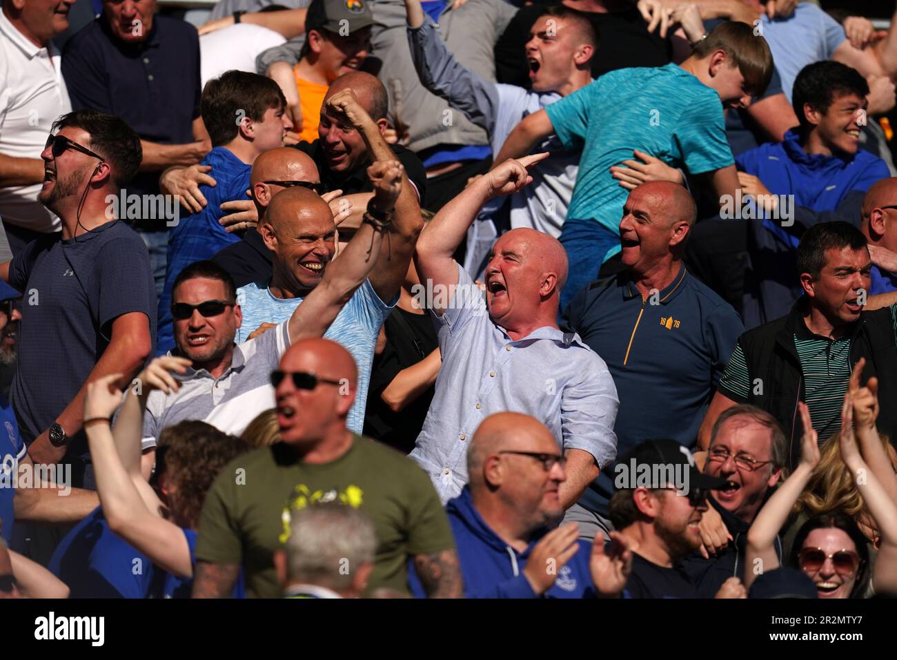 Everton-Fans feiern, nachdem Yerry Mina während des Premier League-Spiels im Molineux Stadium, Wolverhampton, das erste Tor ihrer Seite im Spiel erzielt hat. Foto: Samstag, 20. Mai 2023. Stockfoto