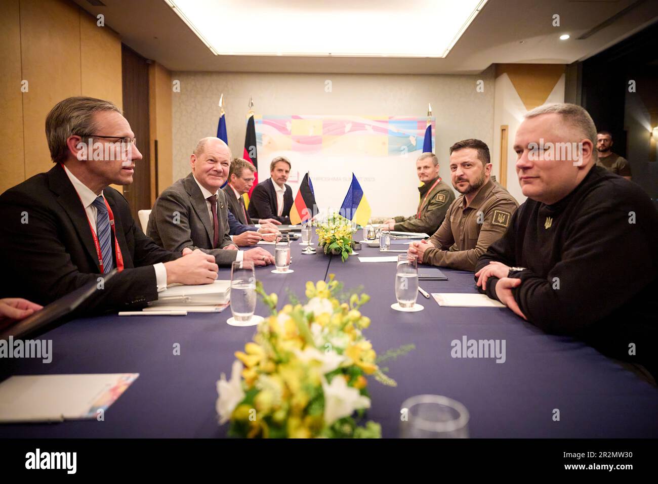 Der ukrainische Präsident Zelensky trifft sich mit Bundeskanzler Olaf Scholz, während Zelensky nach Japan kommt, um den Staats- und Regierungschefs der Welt, die am G7-Gipfel teilnehmen, eine Präsentation zu geben. Stockfoto
