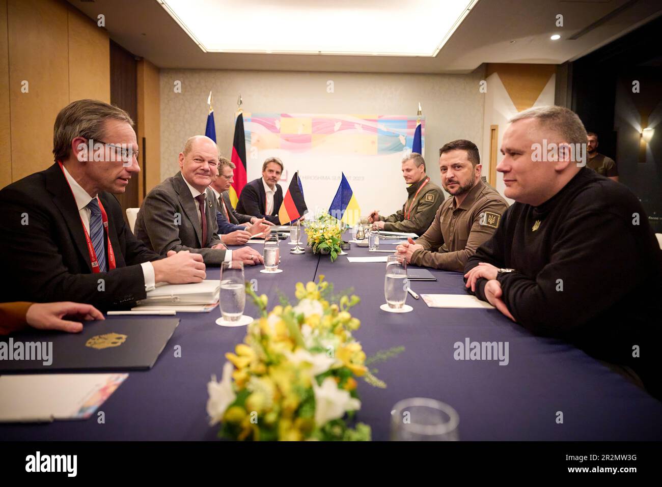 Der ukrainische Präsident Zelensky trifft sich mit Bundeskanzler Olaf Scholz, während Zelensky nach Japan kommt, um den Staats- und Regierungschefs der Welt, die am G7-Gipfel teilnehmen, eine Präsentation zu geben. Stockfoto
