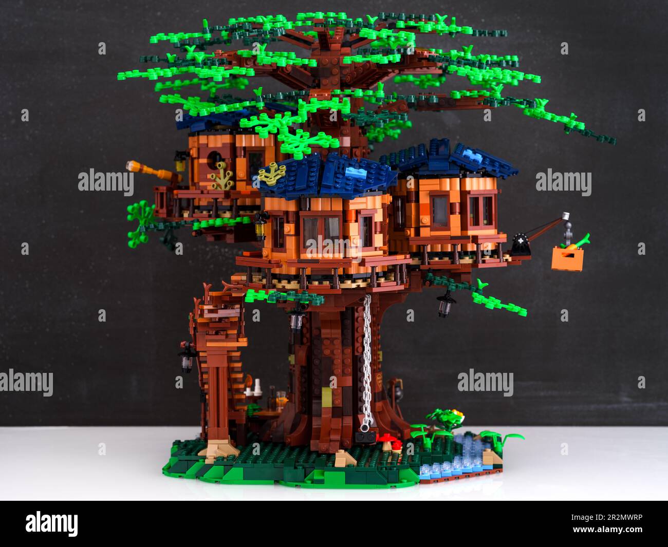 Tambov, Russische Föderation - 22. Juni 2022 Ein Lego-Baumhaus mit grünen Blättern. Dieses Set mit drei LEGO-Baumhaus-Hütten und Landschaftsbasis mit Bild Stockfoto