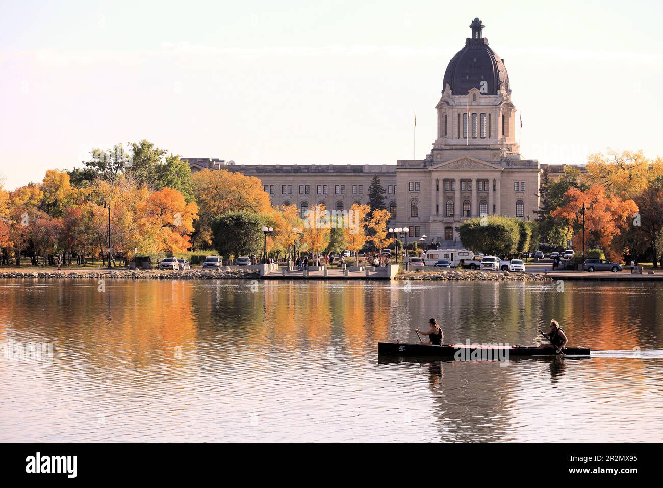 Kanufahrer auf dem künstlichen Wascana Lake in der Nähe der Legislativgebäude im Wascana Park, Regina, Saskatchewan. Stockfoto