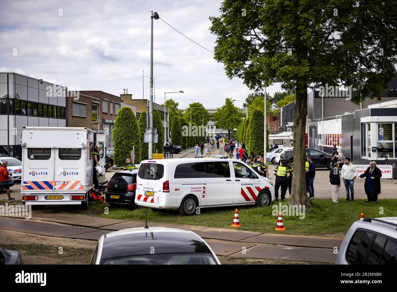 AMSTERDAM - auf dem türkischen Wahlamt in Amsterdam ist eine Menge Polizei anwesend. Die türkischen Niederländer stimmen erneut für die zweite Runde der Präsidentschaftswahlen in der Türkei. Diesmal ist der Kampf zwischen dem amtierenden Präsidenten Recep Tayyip Erdogan und seinem Rivalen Kemal Kilicdaroglu. Es muss eine neue Abstimmung stattfinden, weil keiner der beiden 50 % der Gesamtzahl der Stimmen erhalten hat. ANP RAMON VAN FLYMEN niederlande Out - belgien Out Credit: ANP/Alamy Live News Stockfoto