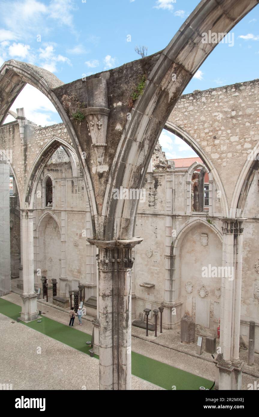 Ruinen mit Torbogen und Seitenwand, Kloster Carmo, Bairro Alto, Lissabon, Portugal Stockfoto