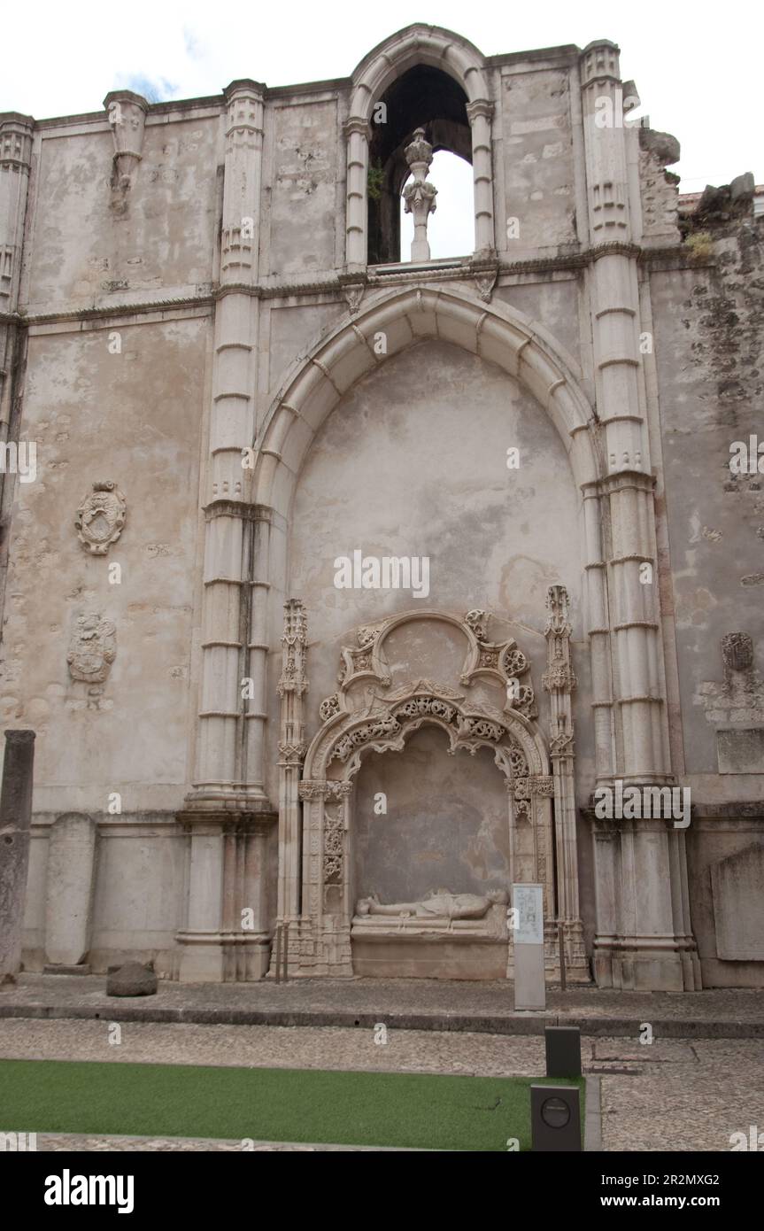 Ruinen der Seitenmauer und des Grabes, Carmo Kirche und Kloster, Bairro Alto, Lissabon, Portugal Stockfoto