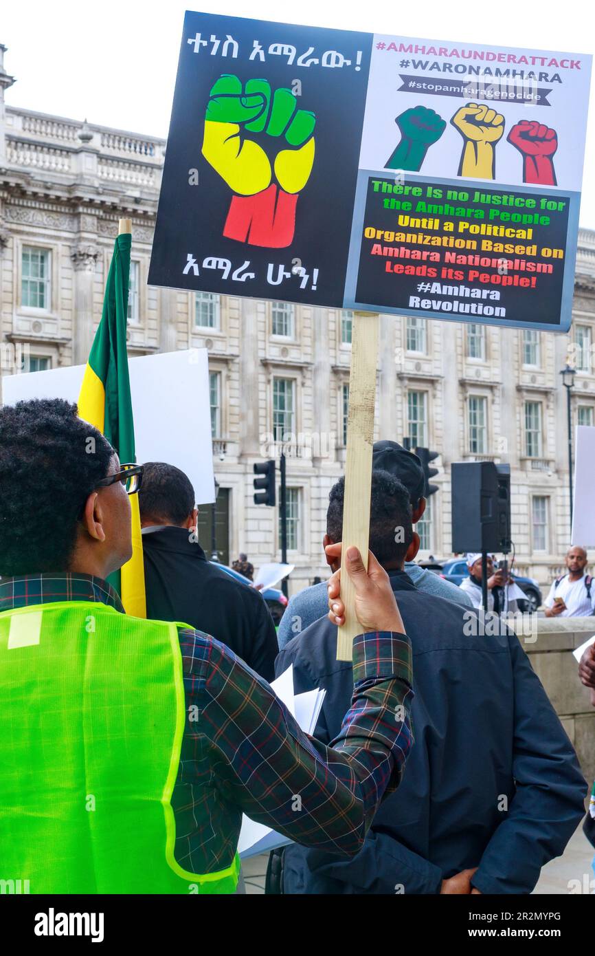 London, England, Vereinigtes Königreich 20. Mai 2023 Demonstranten versammeln sich in der Downing Street als Reaktion auf die fortgesetzte Tötung des amharanischen Volkes in Äthiopien. Viele der Demonstranten hatten Freunde und Familienangehörige in Gefahr, die noch immer in Äthiopien lebten: Denise Laura Baker/Alamy Live News Stockfoto