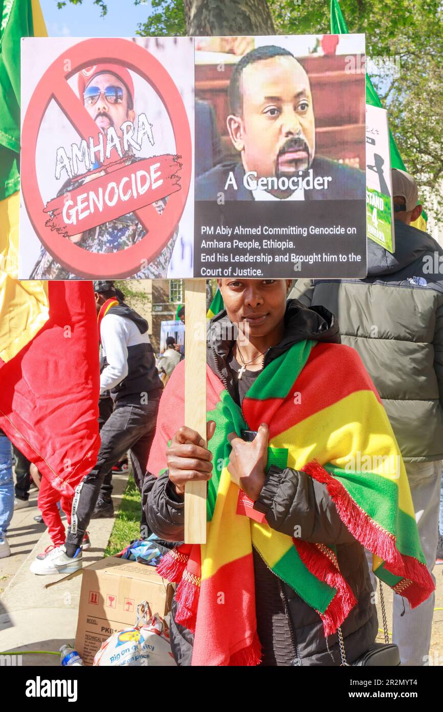 London, England, Vereinigtes Königreich 20. Mai 2023 Demonstranten versammeln sich in der Downing Street als Reaktion auf die fortgesetzte Tötung des amharanischen Volkes in Äthiopien. Viele der Demonstranten hatten Freunde und Familienangehörige in Gefahr, die noch immer in Äthiopien lebten: Denise Laura Baker/Alamy Live News Stockfoto