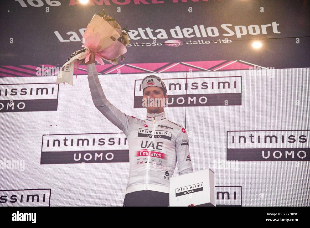 Cassano Magnago, Italien. 20. Mai 2023. Cassano Magnago, Cassano Magnago, Italien, 20. Mai 2023, Joao Almeida - Maglia Bianca - Phase 14 Giro d'Italia 2023 während der 14. Etappe - Sierre - Cassano Magnago - Giro d'Italia Credit: Live Media Publishing Group/Alamy Live News Stockfoto