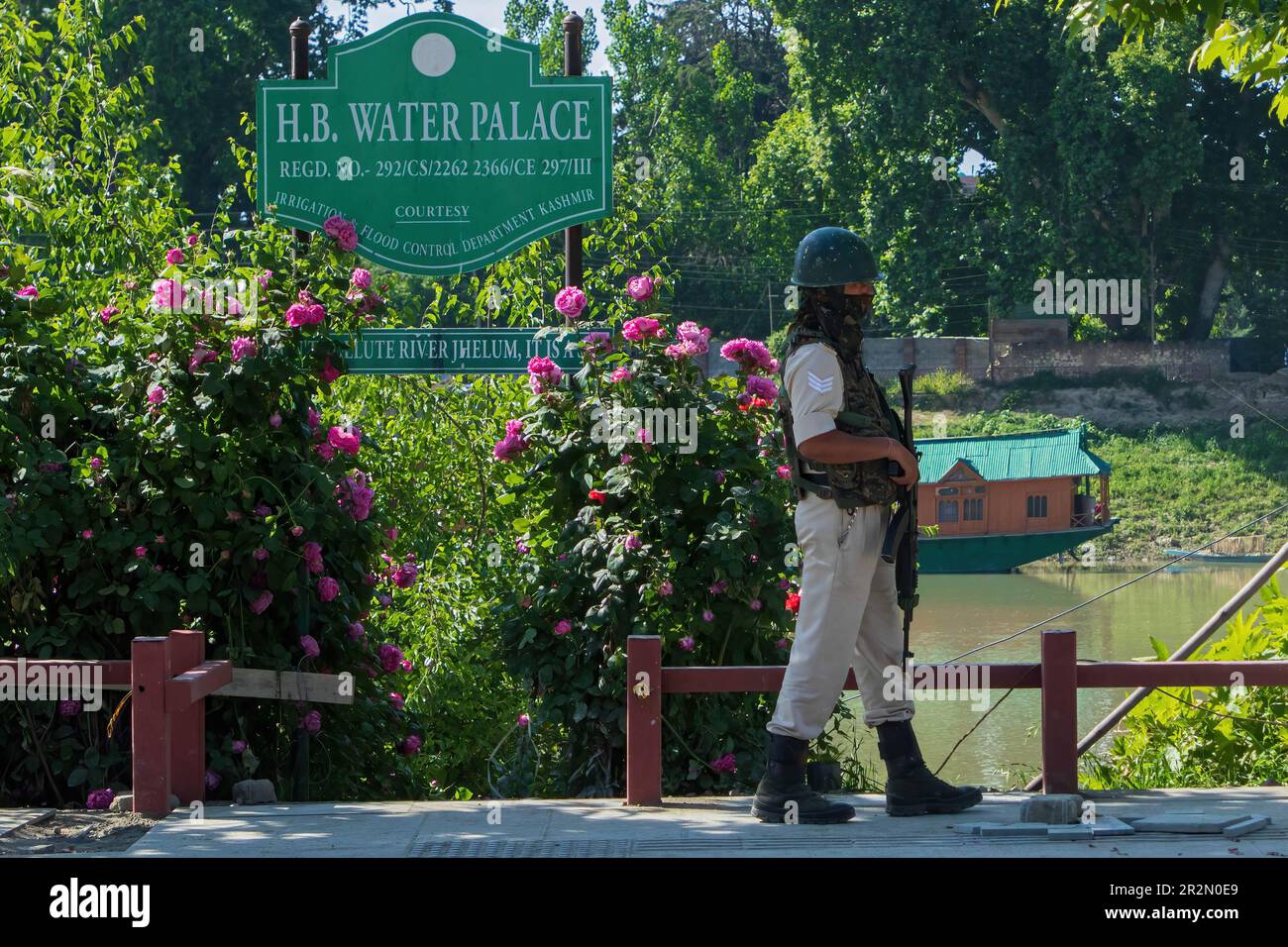 Indische paramilitärische Soldaten patrouillieren am Ufer des Flusses Jhelum vor dem bevorstehenden G20. Treffen in Srinagar. Vom 22. Bis 24. Mai findet in Srinagar ein Treffen von Delegierten aus G20 Nationen statt, bei dem die Sicherheitsmaßnahmen in der umstrittenen Region des Himalaya verschärft werden. Dieses Treffen wird die erste große internationale Veranstaltung in Jammu und Kaschmir sein, seit Neu-Delhi 2019 seinen Sonderstatus abgeschafft hat. Die Entscheidung Indiens, ein Treffen mit G20 Ländern in Srinagar auszurichten, wurde von Pakistan niedergeschlagen, das es als "unverantwortlichen Schritt" bezeichnete, da es sich um den jüngsten Schritt in einer Reihe von eigennützigen Maßnahmen für pe handelte Stockfoto