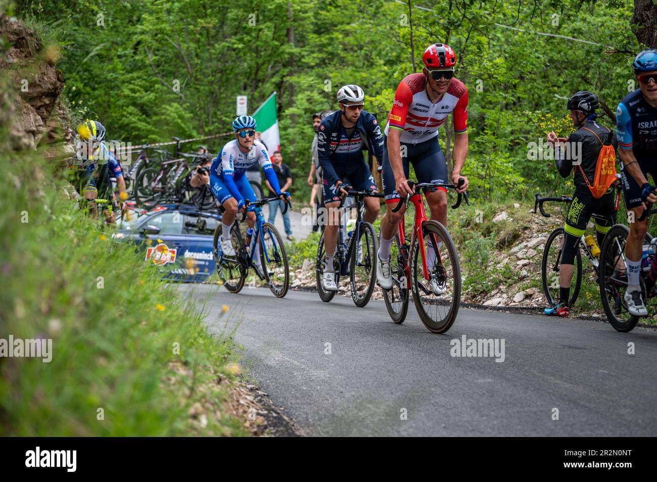 Italien, 13. Mai 2023: Professionelle Radfahrer stehen vor der achten Etappe des Giro d'italia 2023 in Fossombrone Pesaro marche. Thomas, Evenepoel, Roglic, Za Stockfoto