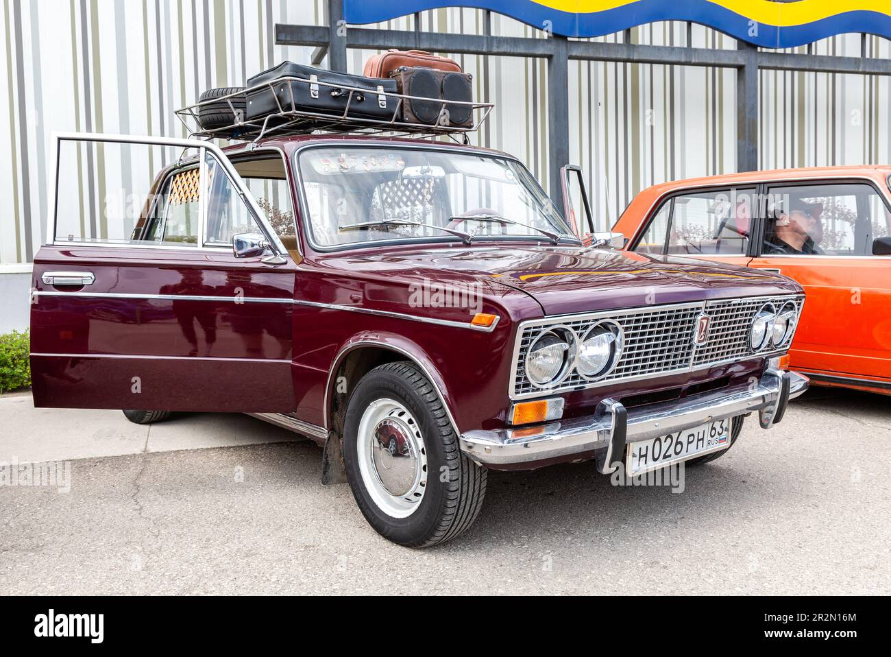 Samara; Russland - 14. Mai; 2023: Oldtimer-sowjetischer Retro-Wagen Lada-2103 mit Gepäck auf dem Dach auf der Straße der Stadt während der Oldtimer-Show Stockfoto