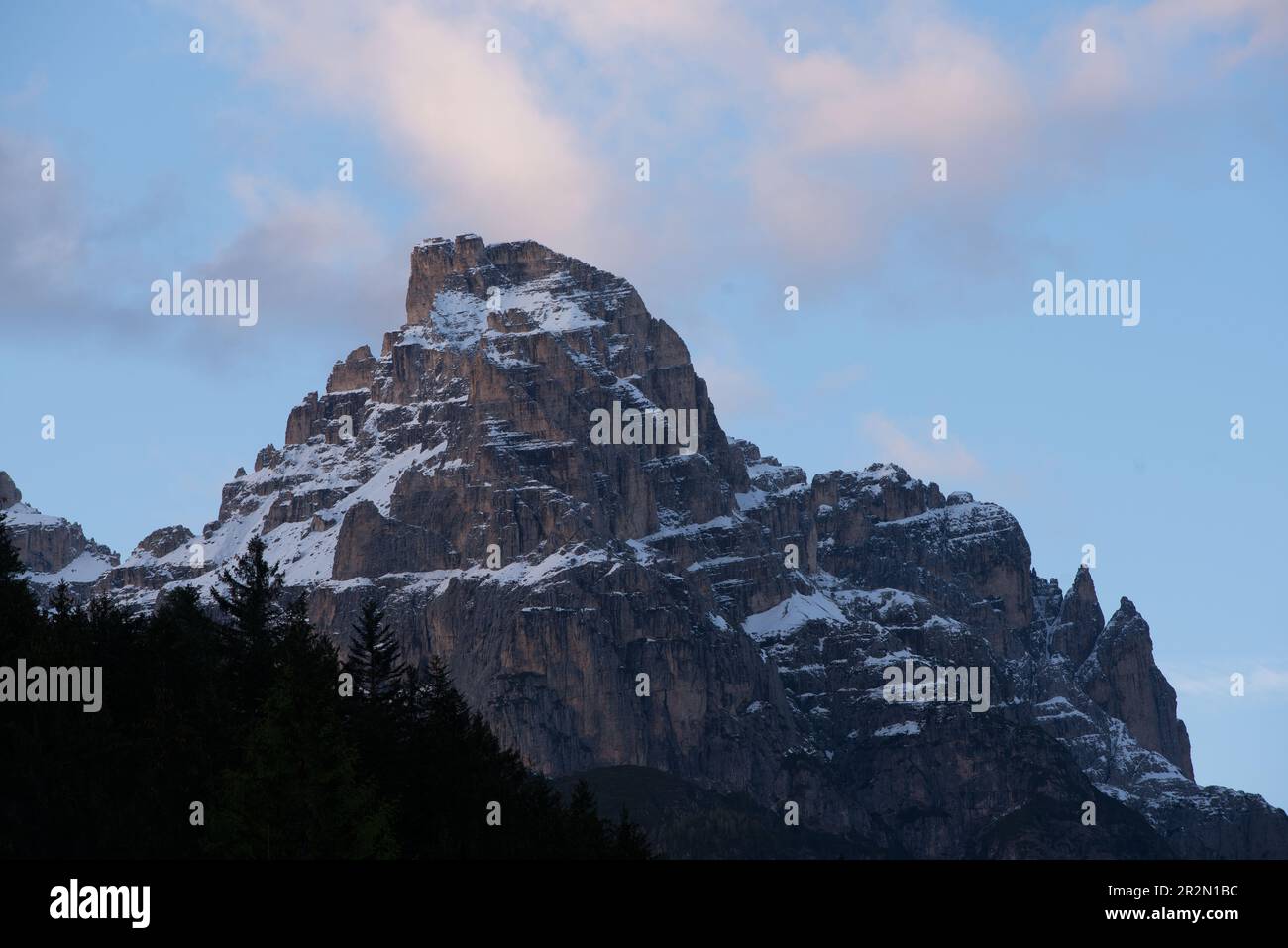 Panorama delle montagne delle dolomiti al tramonto, tre cime patrimonio unesco Stockfoto