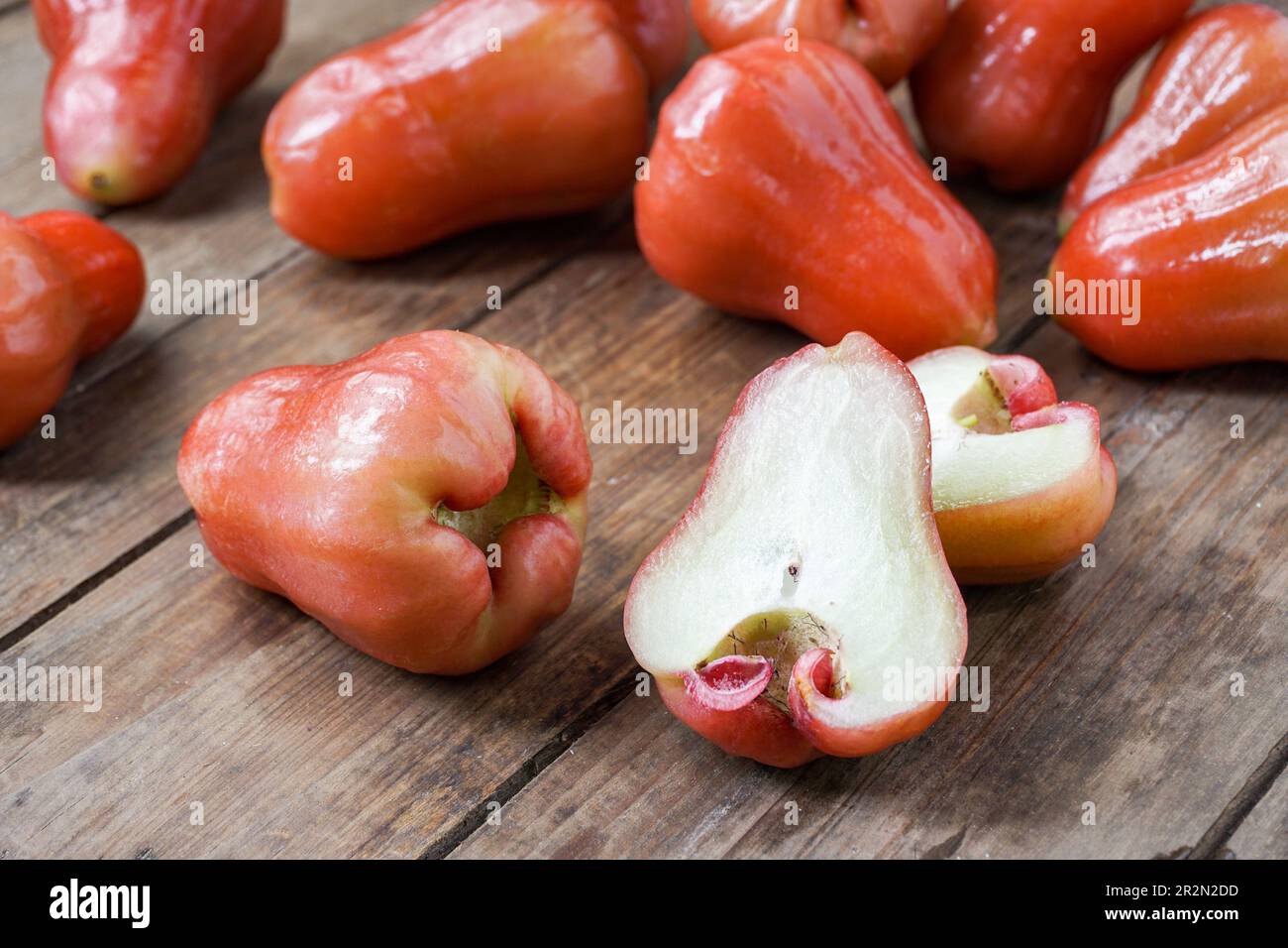Java Rosenäpfel oder Wasserguava. Malaysisch nannte Jambu Air auf einem Holztisch. Stockfoto