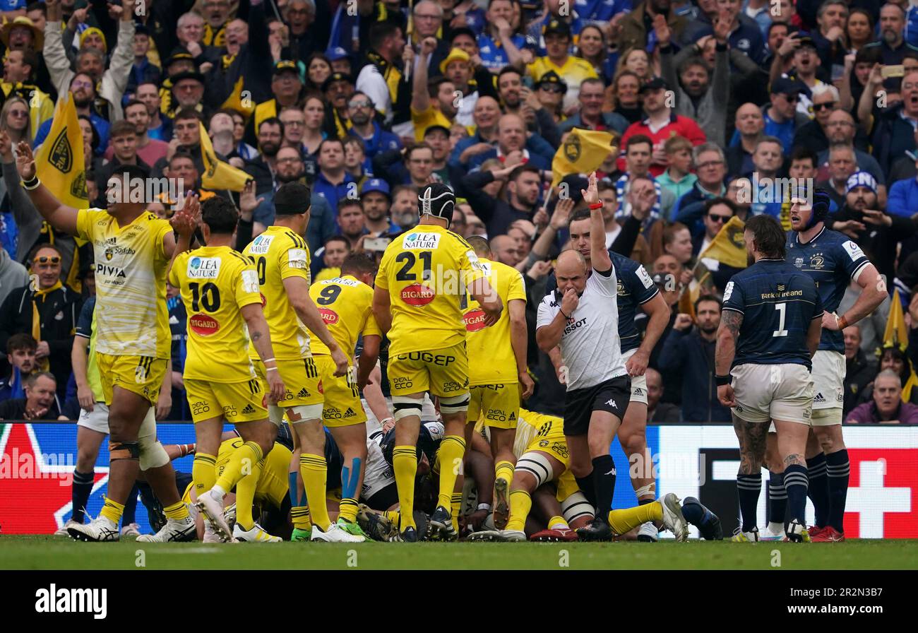 Ringrichter Jaco Peyper signalisiert einen Versuch, nachdem La Rochelles Georges-Henri Colombe (Hidden) ihren dritten Versuch beim Finale des Heineken Champions Cup im Aviva-Stadion in Dublin, Irland, erzielt hat. Foto: Samstag, 20. Mai 2023. Stockfoto