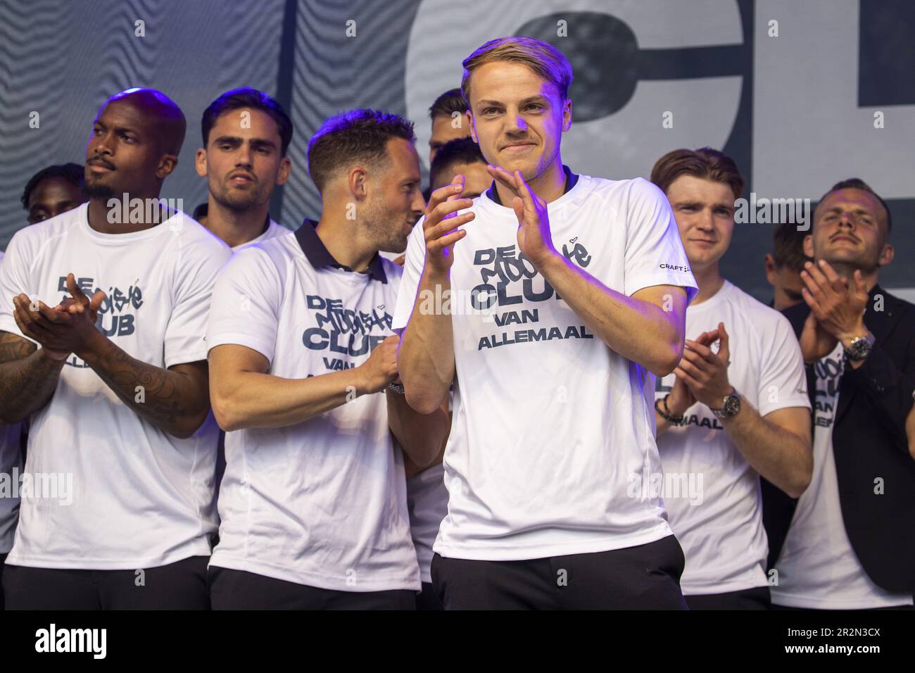 ZWOLLE - PEC-Fußballer Thomas van den Belt reagiert während der Zeremonie der PEC Zwolle-Spieler im Park de Wezenlanden. Der Club feiert seine Rückkehr in die Eredivisie nach dem letzten Wettkampf in der Kitchen Champion Division. ANP VINCENT JANNINK niederlande raus - belgien raus Stockfoto