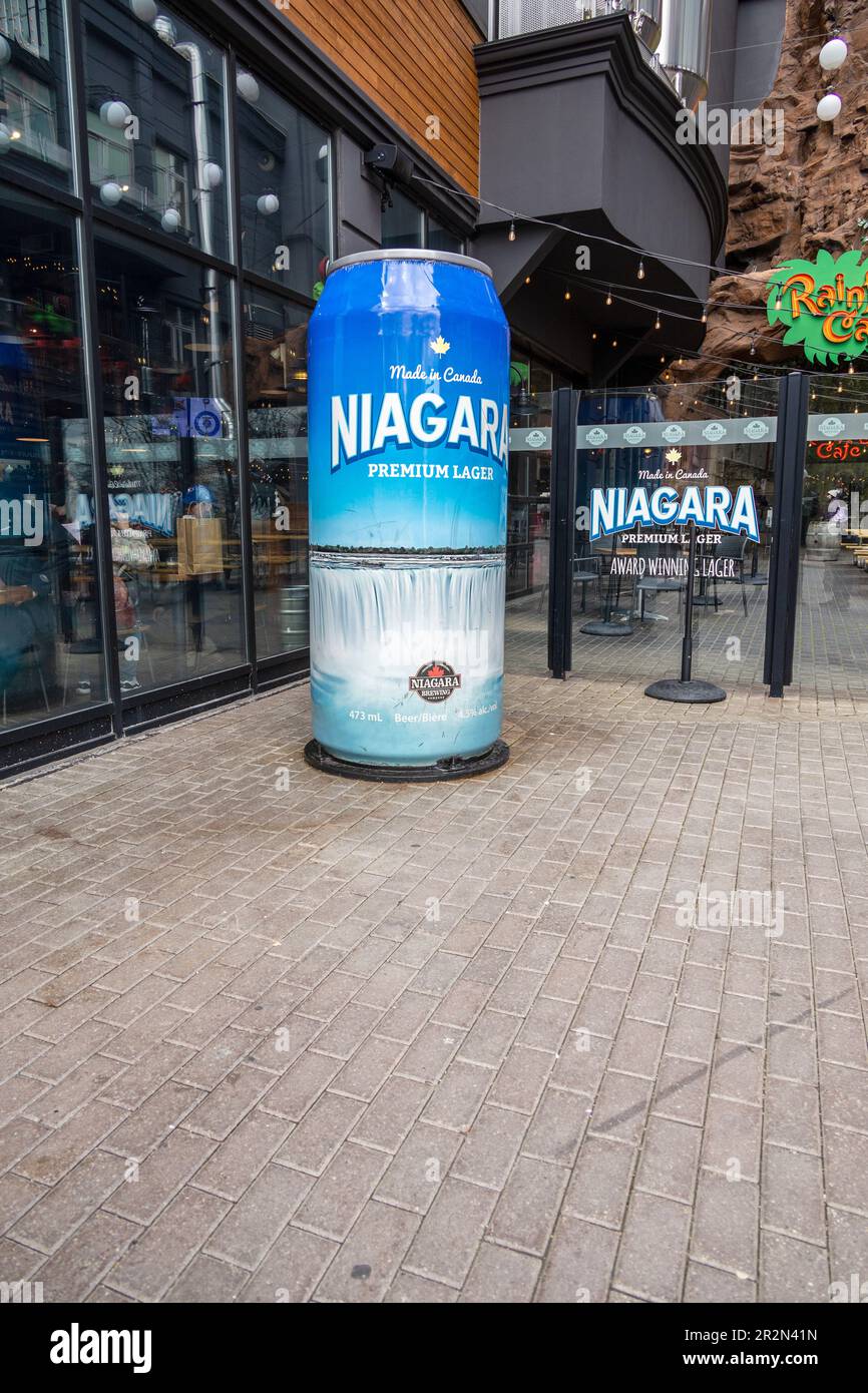 Die Niagara Brewing Company Giant Beer Kann Vor Dem Micro Brewery Building Auf Clifton Hill, Niagara Falls, Ontario Canada, Unterschreiben Stockfoto