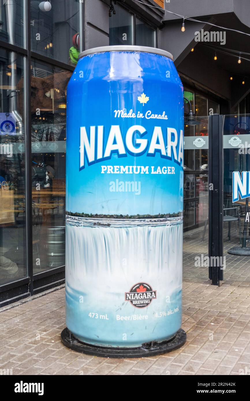 Die Niagara Brewing Company Giant Beer Kann Vor Dem Micro Brewery Building Auf Clifton Hill, Niagara Falls, Ontario Canada, Unterschreiben Stockfoto
