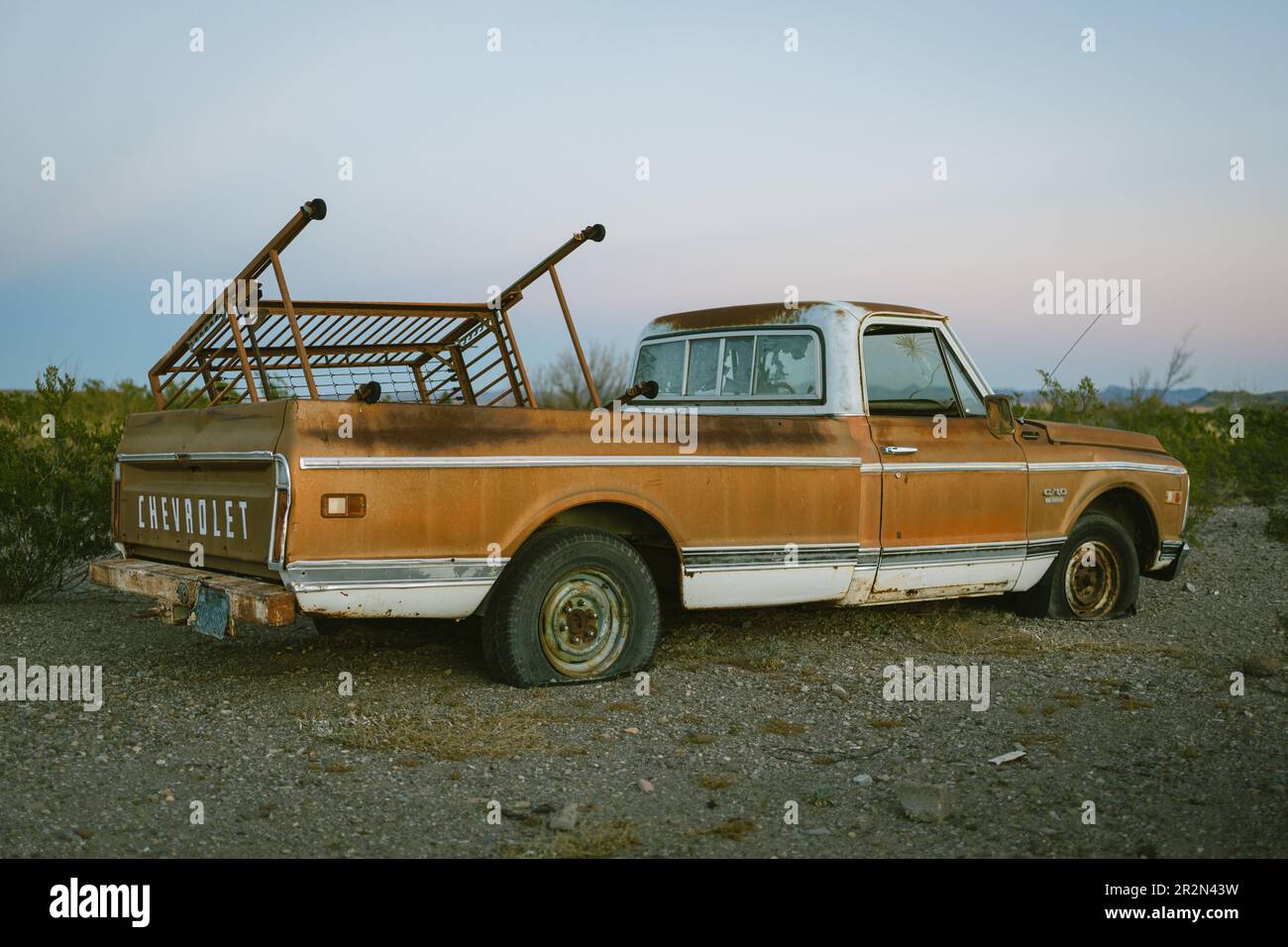 Ein alter Pickup-Truck mit Platten Reifen, Presidio, Texas Stockfoto